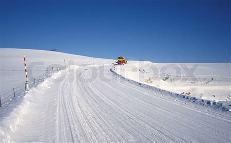 Den asfalterede vej dækket med sne Stock foto Colourbox