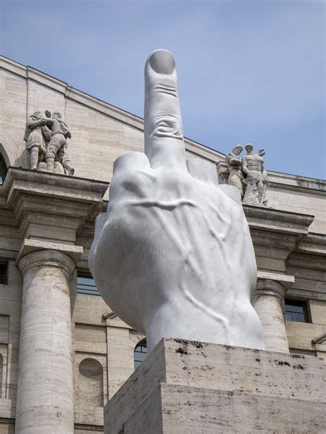 Escultura Y Palazzo Mezzanotte Del Dedo Medio En Cuadrado Del Negocio