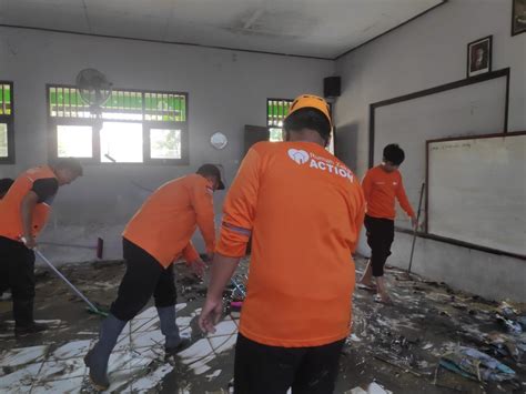 Relawan Rumah Zakat Bantu Bersih Bersih Sekolah Di Lokasi Terdampak