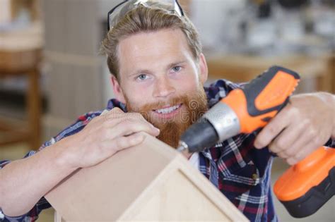 Carpintero Con Herramienta De Potencia Para Hacer Caja De Madera Foto