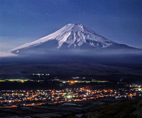 Hitoshi Naitou On Twitter 月光に照らされて 街灯りの上、輝く雪面 忍野村で以前撮影。 富士山 Mtfuji