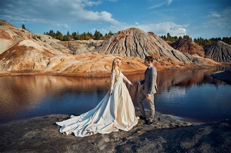 Lindo Casal Apaixonado Em Uma Paisagem Fabulosa Casamento Na Natureza