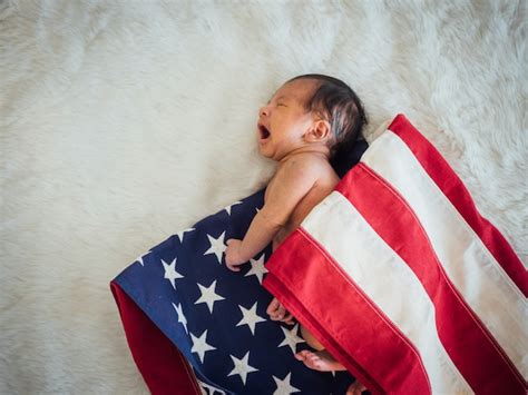 Bebé recién nacido en la bandera de estados unidos estados unidos