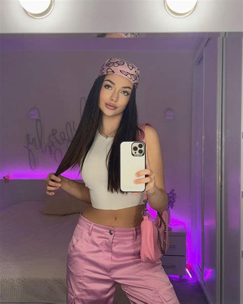 Andreea Bostanica On Instagram “💗💕💐💘💞” Andrea Crop Tops Instagram