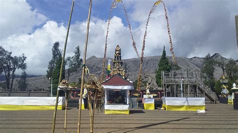 Pura Luhur Poten Gunung Bromo Pusat Ritual Di Padang Pasir