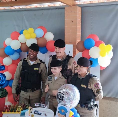 Menino de 5 anos pede e ganha festa de aniversário tema Polícia