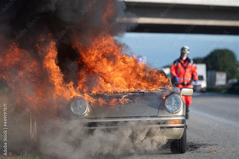 Auto Brennt Auf Autobahn In Voller Ausdehnung Stock Photo Adobe Stock