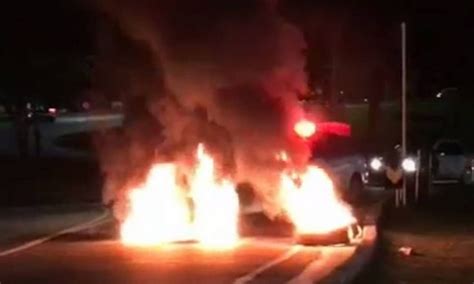 Em dia de protesto taxistas colocam fogo em barricada próximo ao