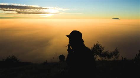 Premium Photo Silhouette Man Smoking Against Sky During Sunset