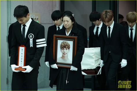 Jonghyuns Funeral Attended By His Shinee Bandmates Photo 4003493