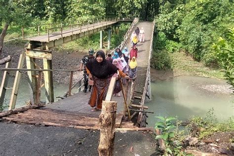 Jembatan Darurat Rusak Diterjang Banjir Warga Di Desa Ini Gunakan