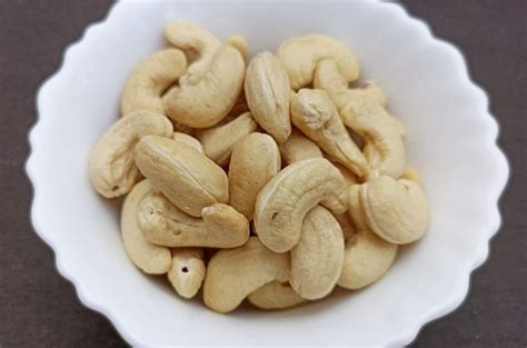 Raw Ivory W320 Cashew Nut At Best Price In Surat ID 25992569933