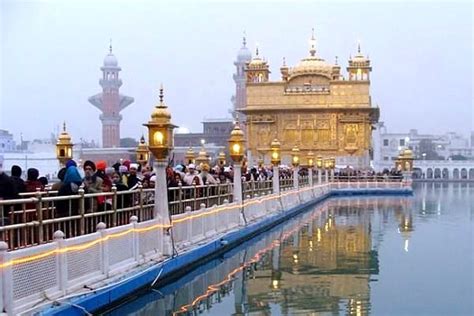 Hundreds brave chill to offer prayers at Golden Temple