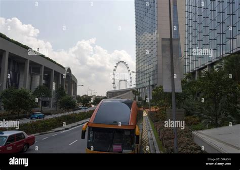 Autobús Turístico De Sentosa En Frente De La Marina Bay Sands En