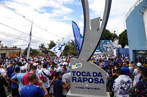 Torcedores do Cruzeiro protestam contra a saída de Fábio e cobram