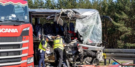 Kraksa na autostradzie w Niemczech Jedna osoba wypadła przez okno