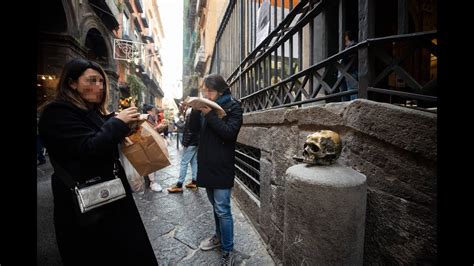 Vietato Bere E Mangiare Allaperto Ma A Napoli Nessuno Rispetta Il