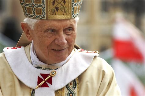 Pope Benedict Xvi Greets The Faithful In Saint Peters Squa Flickr