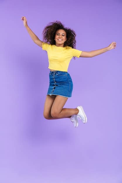 Image Pleine Longueur Dune Joyeuse Femme Afro Américaine Aux Cheveux