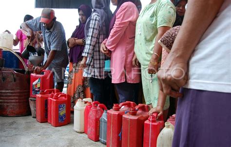 ANTRIAN MITAN ANTARA Foto