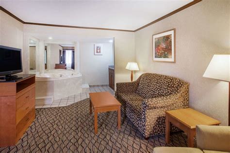 Hotel Baymont Inn And Suites Canton Usa Invia