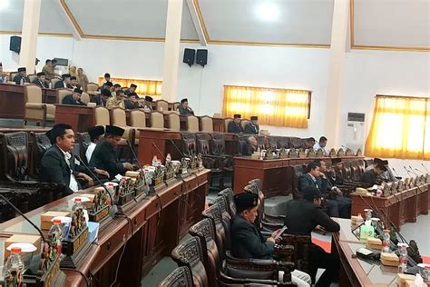 Pengadaan Pakaian Dinas Pimpinan Dan Anggota Dprd Sampang Sedot