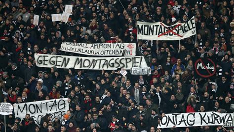 Pfeifkonzert Banner Protest Im Innenraum Frankfurt Fans Demonstrieren Gegen Montagsspiel