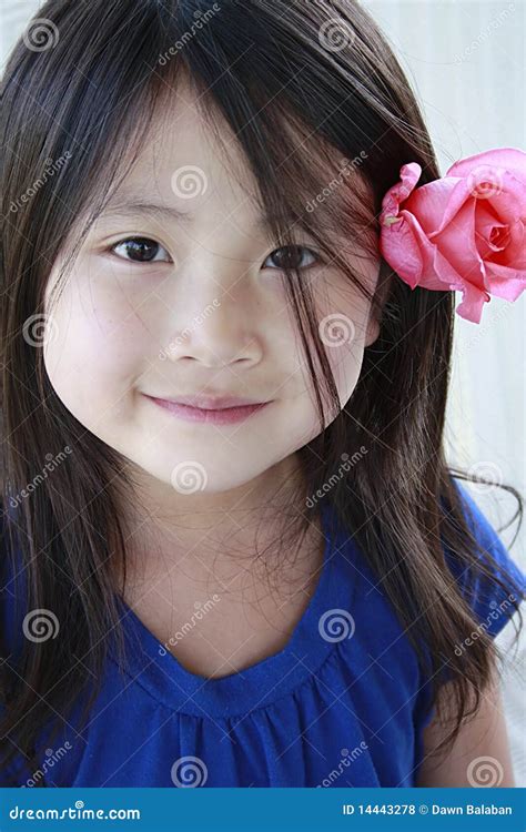 Petite Fille Asiatique Avec La Fleur Dans Son Oreille Photo Stock