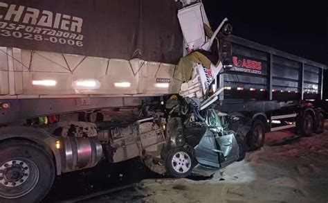 PR grave engavetamento entre carro e caminhões mata seis pessoas e um