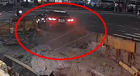 影嘉義男駕車錯過路口倒車 油門疑踩太大力撞入工地紐澤西護欄