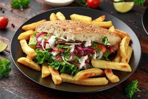 Kebab De Doner Carne Frita Del Cordero Con Las Verduras Y Salsa De Ajo