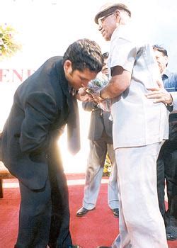 Sachin Pays Homage To His Coach The Legendary Ramakant Achrekar