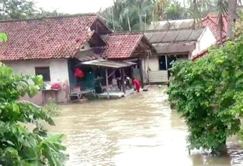 Ratusan Rumah Di Rangkasbitung Terendam Banjir Warga Terpaksa