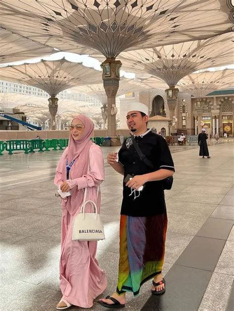 Punya Rumah Rp24 Miliar Bareng Ustaz Solmed 8 Gaya April Jasmine