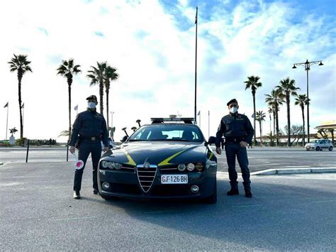 Falso Chirurgo Estetico Nei Guai A Viareggio Operava Anche Nei Negozi