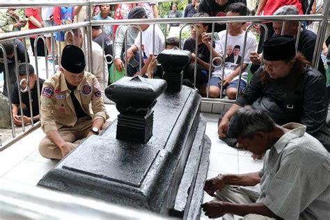 Ganjar Pranowo Ziarah Ke Makam Pendiri Pencak Silat Setia Hati Di