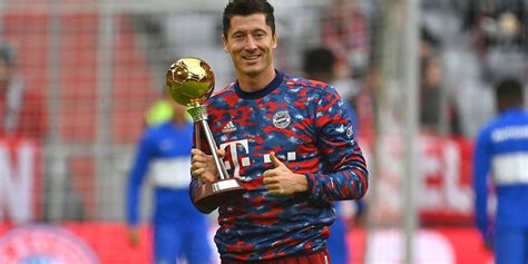 Fußballer des Jahres 2021 Lewandowski erhält Trophäe