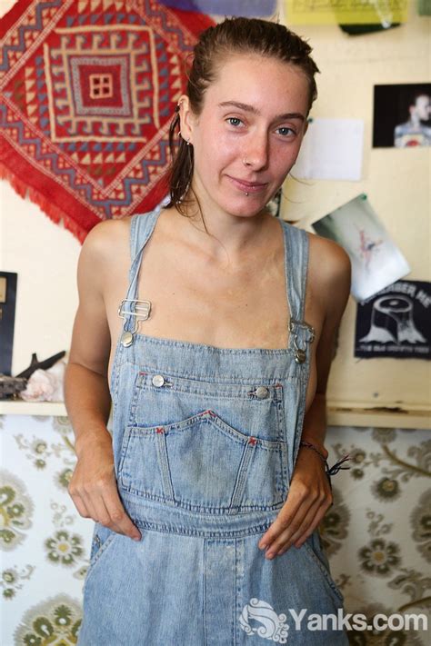 Naughty Amateur Chick Roe Baring It All Photos