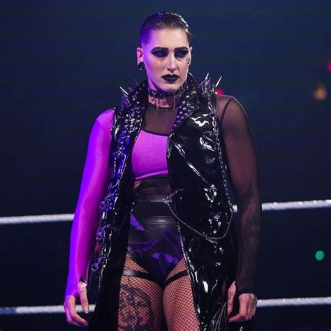 A Woman In Black And Purple Outfit On Stage