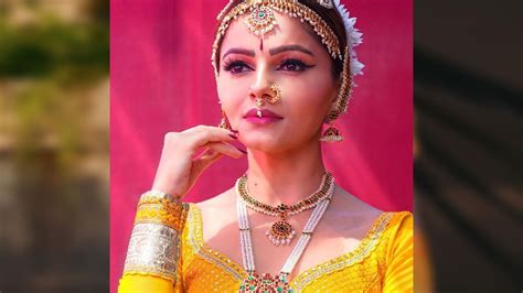 पलकें झुकाकर कुछ इस कदर मुस्कुराईं Rubina Dilaik फैंस बोले उफ्फ ये अदा Rubina Dilaik Looks