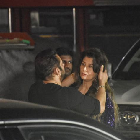 Salman Khan Ex Girlfriend Sangeeta Bijlani Spotted At His Birthday Bash Bhaijaan Kissed Her