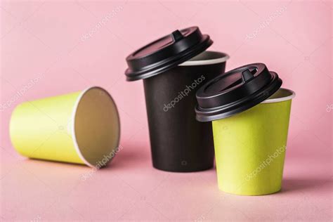 Algunas Tazas De Caf Reutilizables De Papel Verde Y Negro Con Tapas