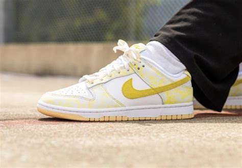 W Dunk Low Yellow Strike Retro Basketball Shoes Dunk Low Sneakers Nike