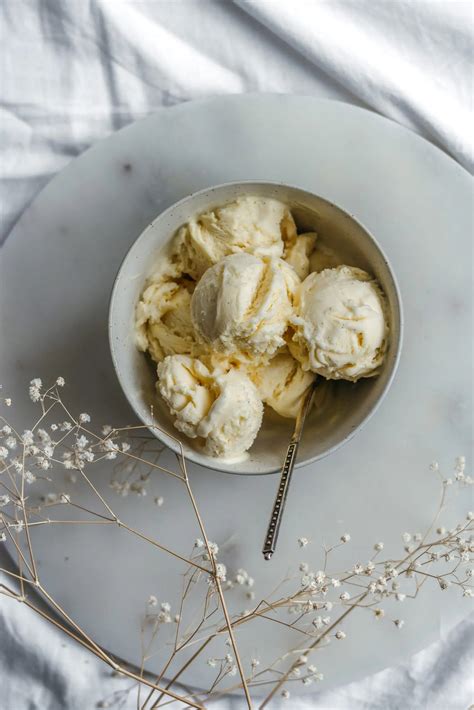 Homemade vanilla custard ice cream - Teti's flakes