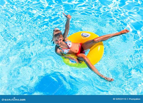 Natation D Enfant Sur Le Matelas Gonflable De Plage Image Stock Image