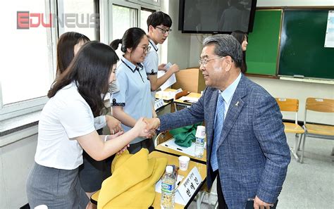 동안고 학생과 인사를 나누는 이재정 교육감 에듀포토