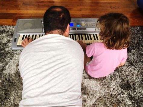 Padre E Hija Tocando El Piano En Casa Foto Premium