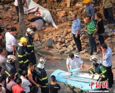 常州一在建小区围墙倒塌 一路人被埋砖下死亡 搜狐新闻