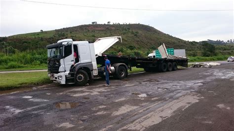 Caminh O Carregado Biscoitos Tomba Na Br Em Ewbank Da C Mara