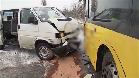 Zderzenie Autobusu Miejskiego Z Busem Do Szpitali Trafi O Dziewi Os B